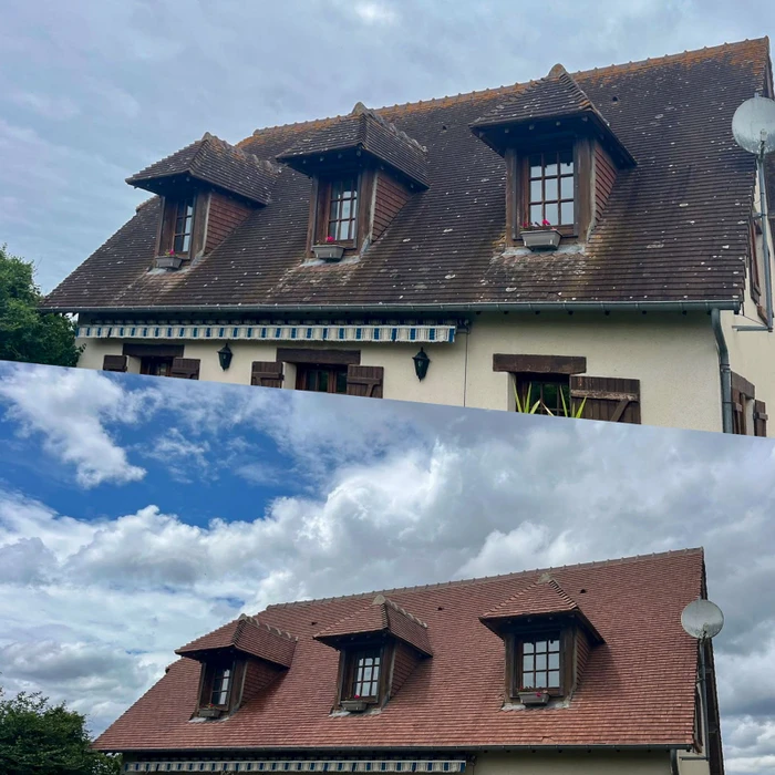 Maison traditionnelle européenne avec toiture en tuiles terre cuite et lucarnes à volets bois