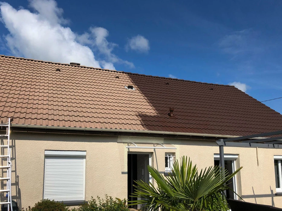 Extérieur résidentiel avec maison individuelle en cours de rénovation de toiture