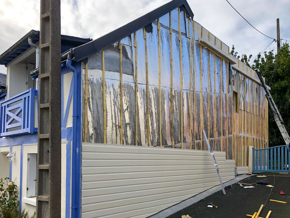 Extérieur résidentiel montrant rénovation de toiture en cours