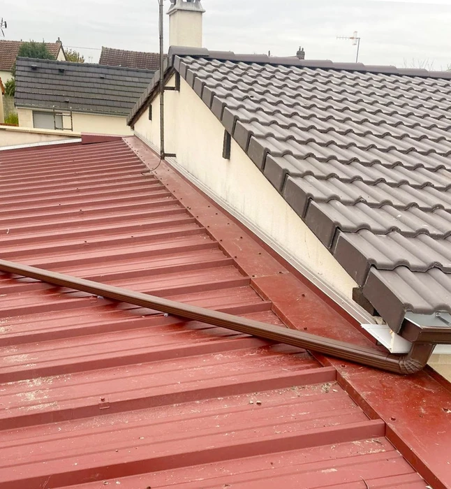 Extérieur résidentiel avec couvreurs travaillant sur toiture