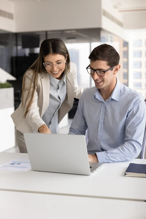 Scène extérieure résidentielle avec caméra de surveillance dôme PTZ au premier plan surveillant une maison moderne à deux étages